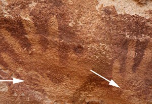 Huellas Inusualmente pequeñas de pequeñas manos dentro de la mano humanas que anteriormente eran consideradas manos de bebés pero cuyo origen ha sido descartado como humano, Foto Cortesía de: Emmanuelle Honoré