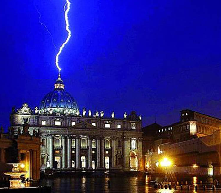Rayo-en-el-Vaticano