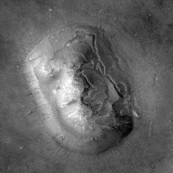 Fotografia tomada en 2001 por la sonda Mars Global Surveyor  (yo personalmente tengo dudas sobre su veracidad)